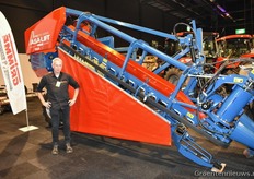 Will Janssen van MAESSEN Landbouwmechanisatie BV met zijn nieuwe juweeltje van ASALIFT, de prei klembandrooier met automatische boxenvulling.