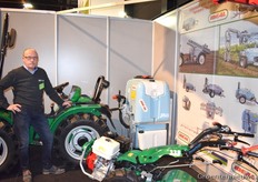 De nieuwe omkeertractor van Ferrari, hij kan ik beide richtingen gebruikt worden en rijd net zo hard achteruit als vooruit. Links zien de de verkoper van Lozeman Tuinmachines Lollum BV.