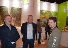 Wim en Zowie Hendriks van Heidkamp in gesprek met Ton Berkers van Rijk Zwaan