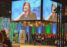 Professor Annemieke Roodbeek, vorige jaar een van de spreeksters en met haar verhaal over clusters een inspiratie voor het thema van deze avond, internationalisering en samenwerking.