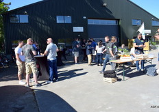 De schaduw wordt al opgezocht, de weersomstandigheden voor het aspergesteken zijn prima