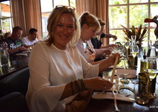 Francis Zonneveld van Rungis schilt vakkundig een Brabantse Wal asperge