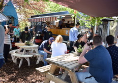 Genieten van de lunch aan picknicktafels