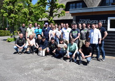 De hele groep op de foto voordat de wegen zich weer scheiden. Een groep gaat naar 'school' de ander het veld op om asperges te steken