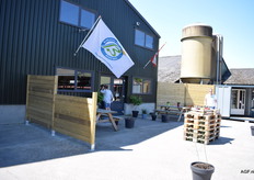 De groep was te gast bij teler De Weert die ook een aspergeautomaat heeft en een boerderijwinkel voor eigen verkoop