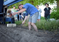 Voor het steken zelf is enige handigheid nodig
