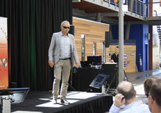 Op weg naar het event hoorde Ted op de radio over het zonnebrillenwisselidee van Massih Hutak. Wissel van zonnebril met een vreemde en kom in gesprek. Ted voegde meteen de daad bij het woord en wisselde van bril met iemand uit het publiek.