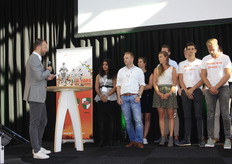 Juryvoorzitter Michael van Lier maakt bekend welk team de winnende pitch heeft gegeven.