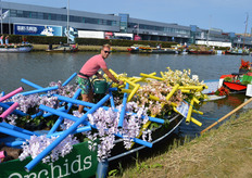 Gieteren aan boord bij Floricultura