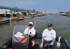Deze mannen hielden de waterweg vrij voor de komst van de boten