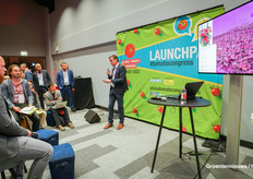 Edwin Vanlaerhoven vertelt meer over het nieuwe teeltconcept van Certhon, waarmee volautomatisch en daglichtloos geteeld kan worden. 