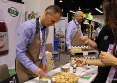 Soren Hansen, Northern Greens uit Denemarken, maakt een snack voor een bezoeker. Verse kruiden in een fles