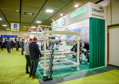 Het geautomatiseerde aardbeienkweeksysteem met oscillerende goten van J.Huete.