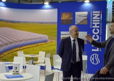 Cesare Ghizzi van Idromeccanica Lucchini, in gesprek met een bezoeker