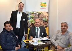 Tobias Jäger & Zaraa Adel van Stender met bezoekers