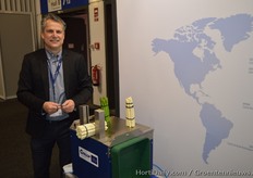 Wijnand Visser van Cyklop toont de Strepper, een machine die groenten bundelt met rubber banden