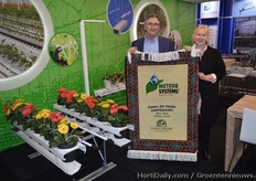 Wow ... Een fraai cadeau voor Meteor: een handgeknoopt tapijt voor het twintigjarig jubileum van Meteor Systems. Peter Lexmond kreeg het van hun dealer in Azerbeidzjan en is er enorm trots op.