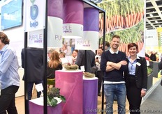 De nieuwe Bejo stand is uitgerust met een display voor de Purple Power lijn - paarse groenten met veel voedingsstoffen. Op de foto Jurgen van Baar & Danielle Bruin.