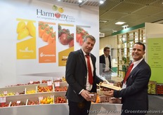 Veredelaar Toma-Tech trok flink de aandacht met het Toma'Muse concept. Op de foto Ofer Ben Zvi (rechts) met Wilfred Scheffers van WPK.