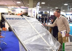 VOEN richt zich op diverse schermmaterialen voor steenfruit en zachtfruit en produceert tunnels voor de bescherming van gewassen.