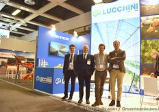 Het team van de Italiaanse bouwer Lucchini. Onlangs produceerde ze nieuwe teeltsystemen http://www.groentennieuws.nl/artikel/168804/Nieuwe- teeltsystemen-verhogen-aantal-planten-per-oppervlakte