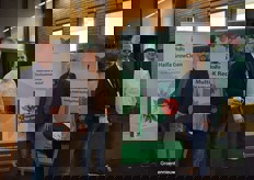 Wim Rademaker (Horticruitment) op bezoek in de stand bij Willem-Jan de Kort en Pieter van Dongen van Haifa).