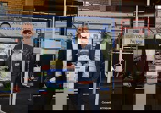 Matthijs Caspers en Merijn Hesmerg van Nivola brachten zwaveltabletten mee waarmee meeldauw bestreden kan blijven worden.