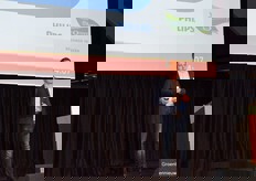 Erik Stappers (Signify) gaf een introductie op LED-belichting in de aardbeienteelt.