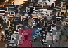 Chris van Aert en Pascal Machielsen van Traycon in gesprek.