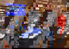 Uitreiking van de ICE Agency Trofee aan de Winnaar van de Quiz: Arjan van Hemert, Teeltmanager bij Dutch Berries door Sanne Stoop en Famke den Braber