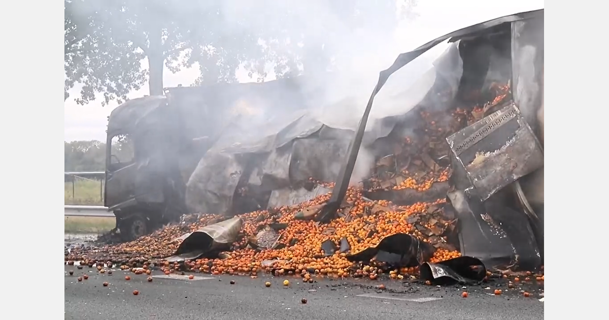 Vrachtwagen met mandarijnen in brand op A15 bij Echteld