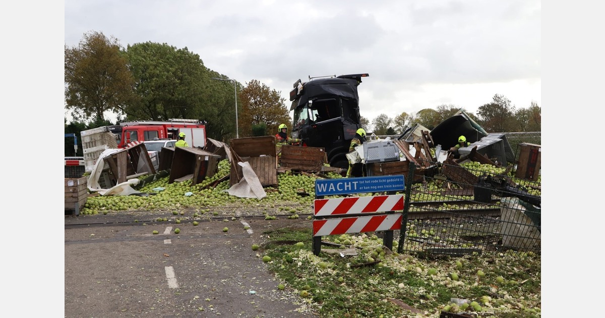 Volle NS-intercity crasht bij Meteren op vrachtwagen vol peren