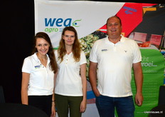 Naomi Boot, Michelle Giljam en Frank Driedijk van WEA Accountants. De gehele dag konden de bezoekers een lekker ijsje krijgen op de stand.