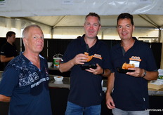 Rechts Luc Remijn. Even snel tijd voor een hamburger van TOP. In de ochtend een klein beetje spanning of het flink ging regenen, maar dat viel allemaal uiteindelijk mee.