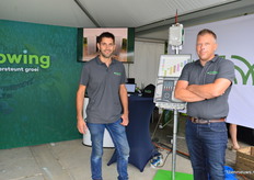 Bert Wisse en Frans Walhout van agrowing. Ze ondersteunen de groei met druppelirrigatie
