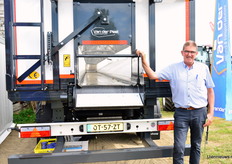 Henk van der Peet bij zijn bandlosser. Van der Peet vierde dit jaar zijn 75-jarig jubileum