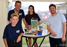 Johhny van den Berge en zijn dochter van Delta Seeds en Rien Murre van TOP Onions. Ook dit jaar weer de heerlijke Zeeuwse mosselen.