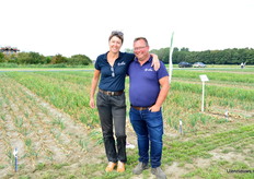Vincent Sunaert en Ilse Delobelle geven buiten uitleg over de rassen van Seminis.