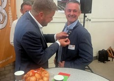 Kees Hanse krijgt het uienspeldje opgespeld van Gijsbrecht