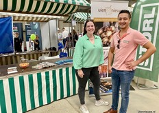 Dit jaar geen stand, enkel een trailer bij de entree.. FarmTrans collega’s Chloë Commeren & Lennon Davis