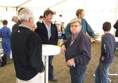 Naarmate de tijd vorderde werd het drukker in de tent.