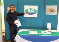 "Bart van der Weijden van Syngenta. Zaadveredelingsbedrijf Syngenta heeft de rassen 'Wellington' en 'Vision' op het demoveld staan. "Uit bewaring scoren ze de hoogste netto-opbrengst", vertelt Bart."