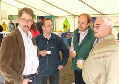Peter van de Velde van het demoveld, Jan Boone (Bowa)en Lennert van Arenthals (Seminis) bespreken de uienstand van zaken met een teler.