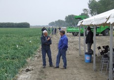 Kees Hoogzand van Hoza praat bij met een teler.