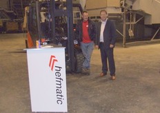 Dhr. de Jager toont de heftrucks van Hefmatic