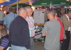 Frans van den Berge (Wiskerke Onions) in gesprek met telers