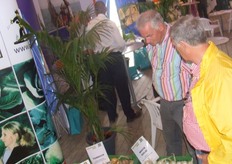 Frans van den Berge en Kees Broersen inspecteren de juun