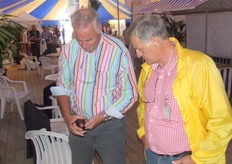 Frans van den Berge en Kees Broersen inspecteren de juun