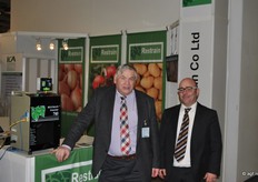 David Bishop (verantwoordelijk van het design) en Paul O'Conner van Restrain.