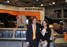 Ruud Schreurs en Kim Suntjes van Sormac met hun de nieuwe messenschiller.